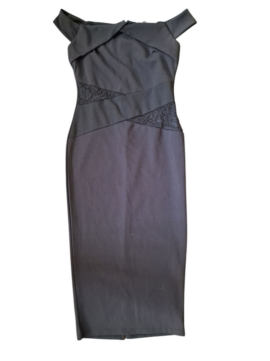Robe noire épaules dénudées, coupe crayon